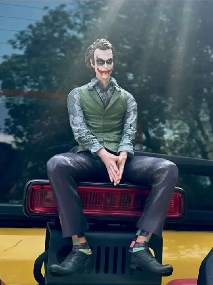 Joker pozycja siedząca około 27cm akrylowa klamra Heath Ledger lalka samochód tylny dach ogon wisiorek samochód tylna zewnętrzna dekoracja ozdoby