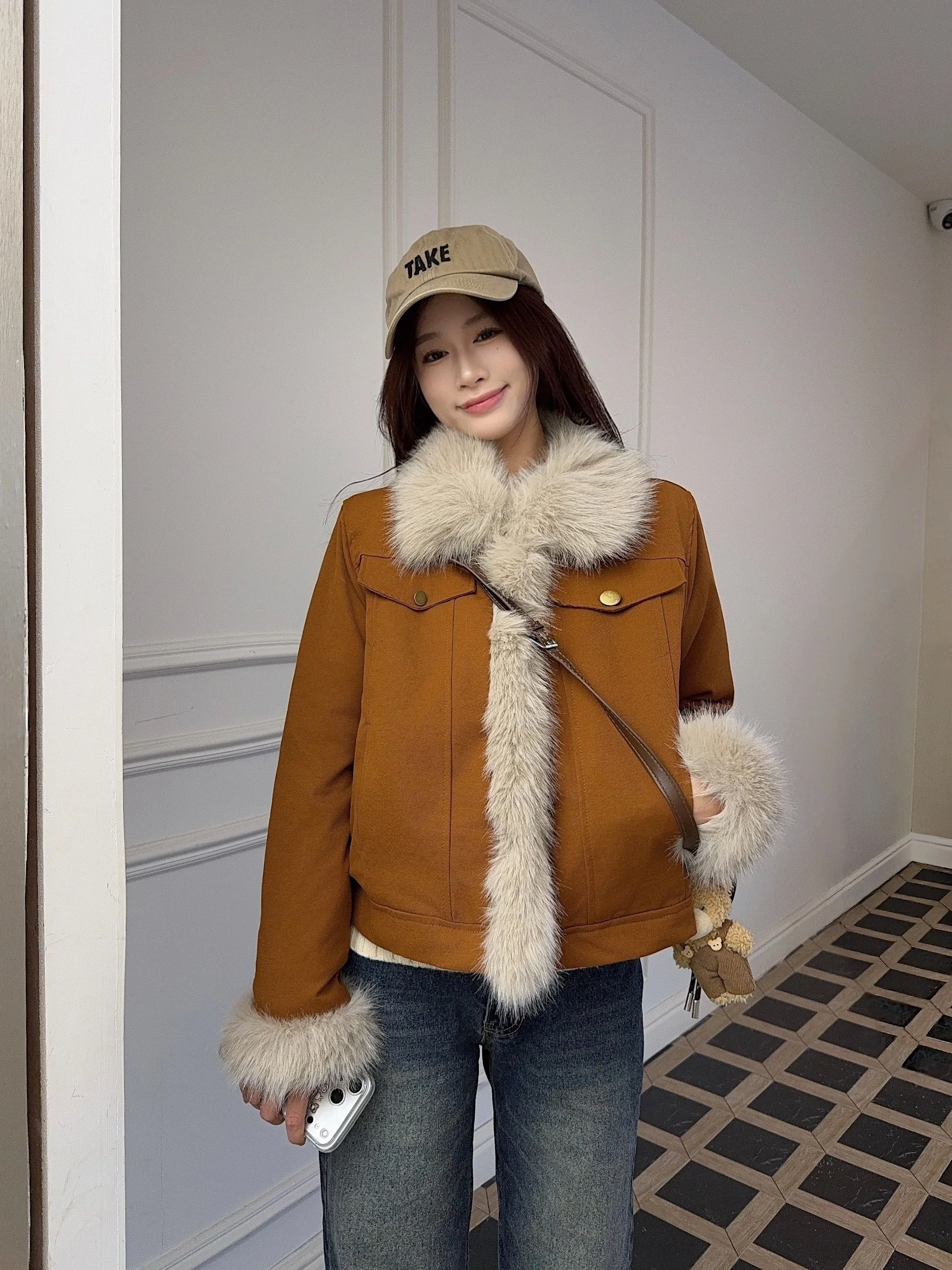 

Джинсовое пальто с капюшоном, меховая плюшевая женская осенняя куртка обычного кроя с круглым вырезом в номадическом стиле для пешего туризма, уличного туризма, парусиновая куртка с витым клапаном на шнурке