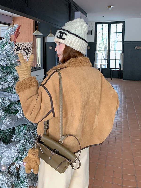 Damska kurtka z futra jagnięcego, ocieplana skórą i futrem, ciepła, codzienna, luźny krój, długi rękaw, zapinana na zamek.