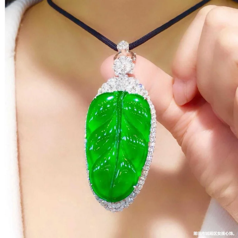 

Inlaid with ice-green tree , full-color natural Burmese leaf , gift jadeite pendant for women