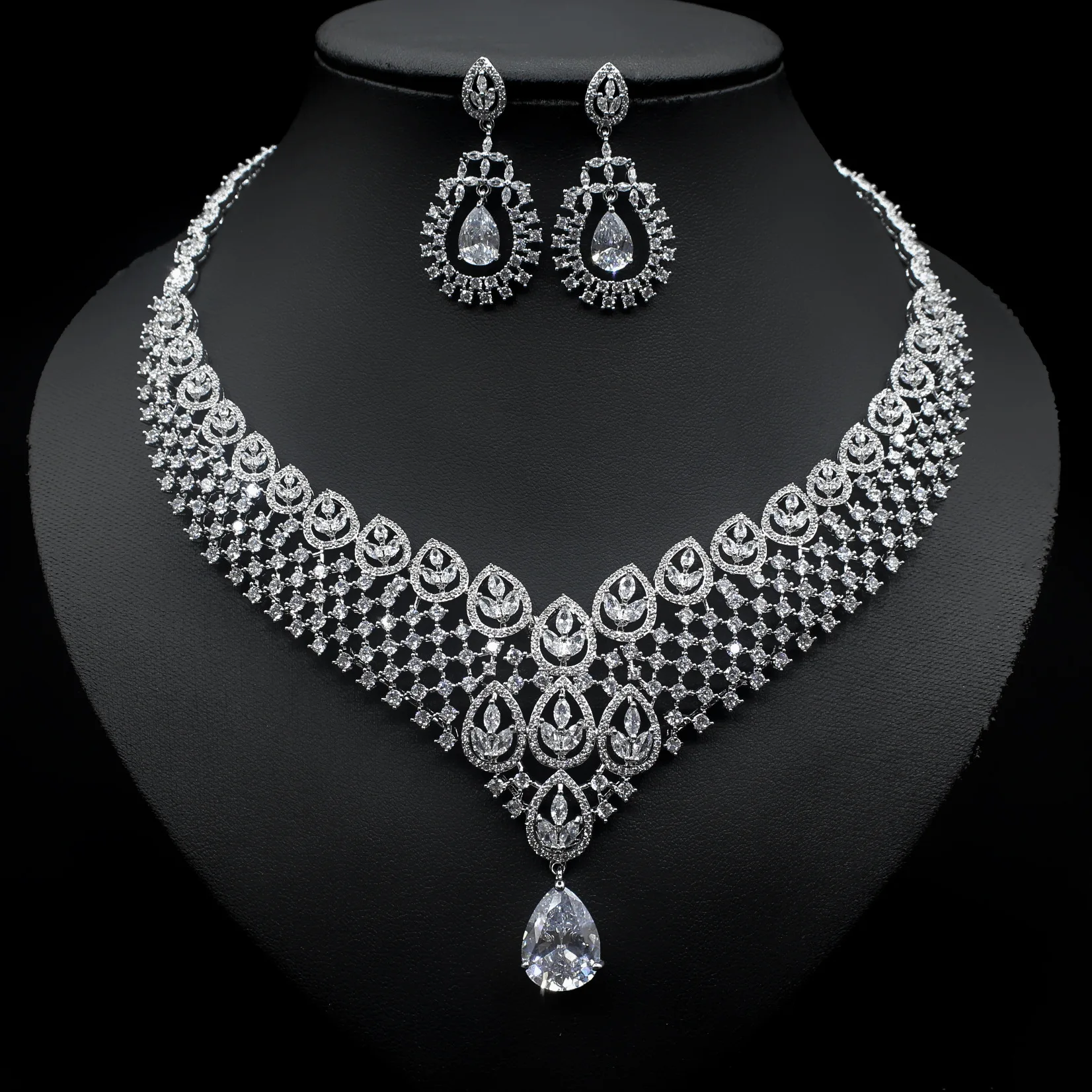 

Personalized Water Drop Artistic Flashing White Necklace Earring Set Women's Light Luxury Jewelry Wedding Holiday Gift M-940