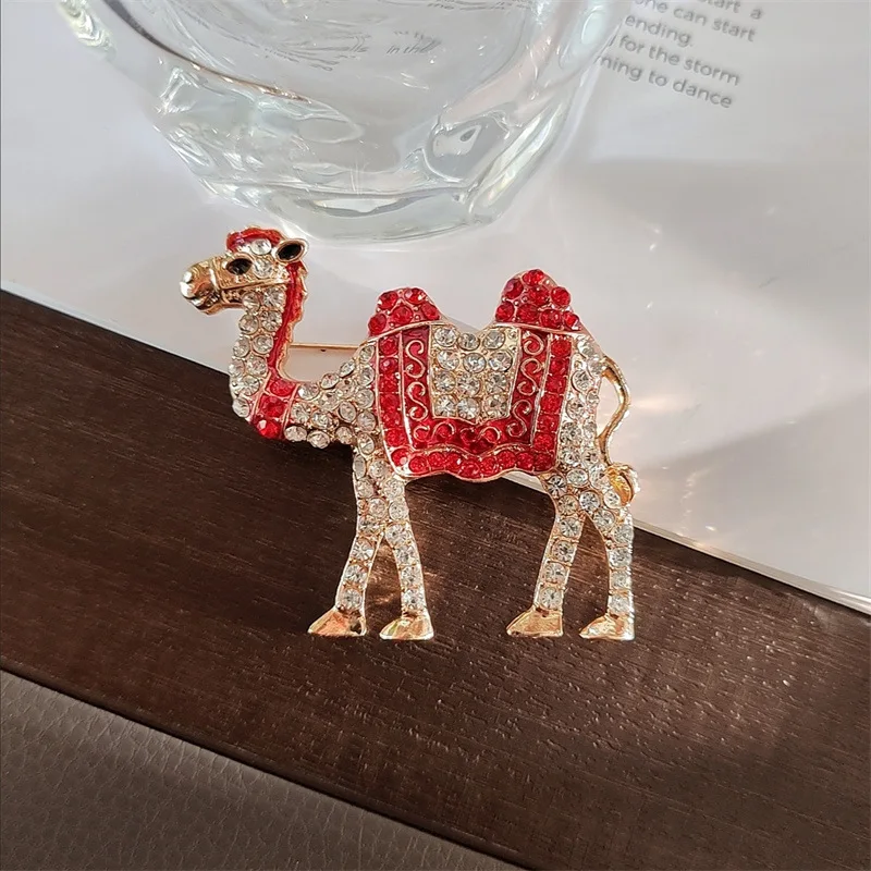 دبابيس لامعة فاخرة من الكريستال بالكامل للرجال والنساء ، بوتيك ، شارات جمل ، دبابيس كلاسيكية ، لكل من الرجال والنساء ، على طراز القصر ، دبابيس حيوانات ، أزياء