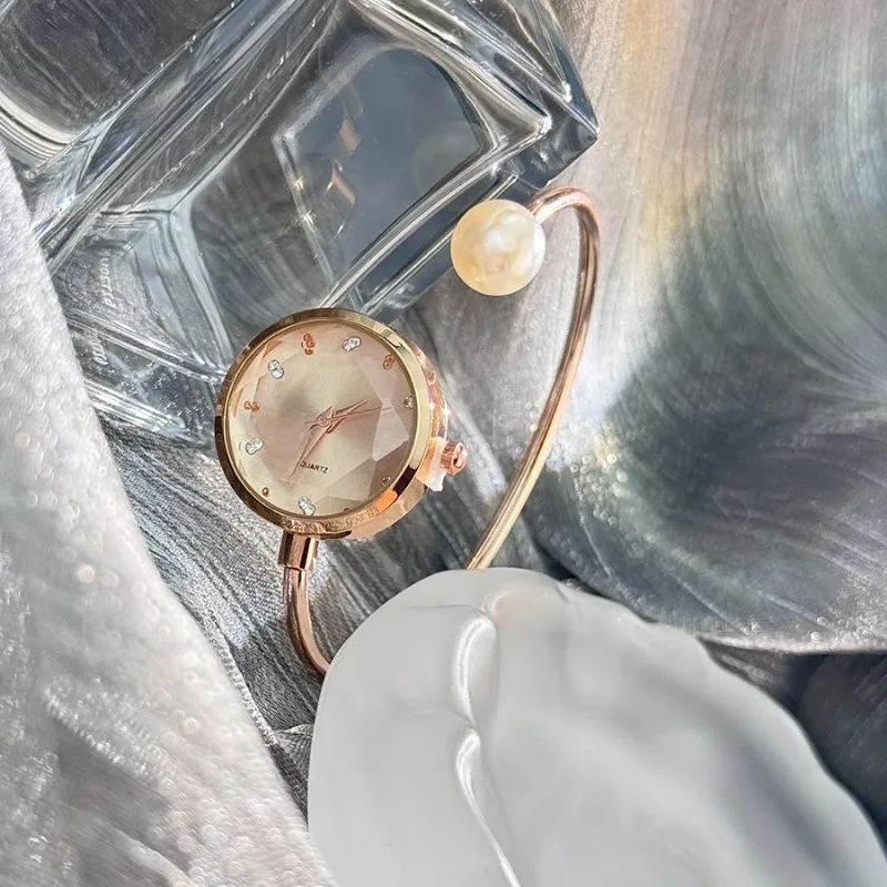 ساعة يد نسائية فاخرة بسوار صغير ذهبي موديل 2025 مع تصميم علامة تجارية من حجر الراين وساعة يد كوارتز للسيدات من اللؤلؤ العتيق #2