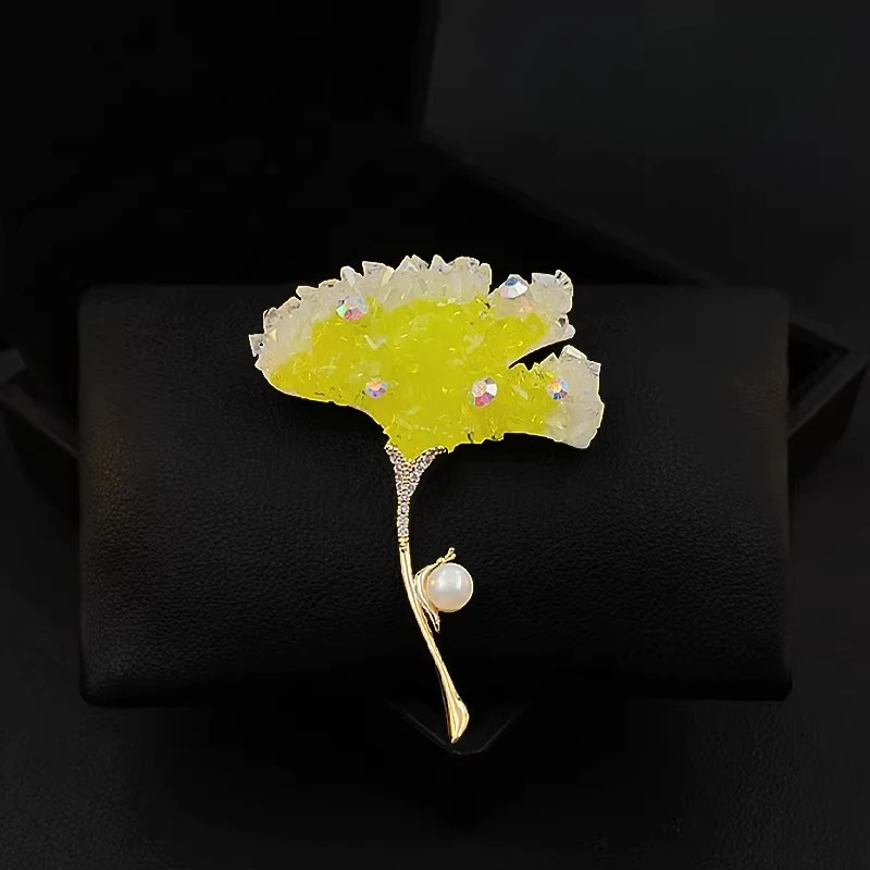 

Lemon Yellow Ginkgo Leaf Brooch for Women Elegant Dress Accessory Cardigan Pin Sweater Pearl Corsage Fashion Jewelry Gifts 6036