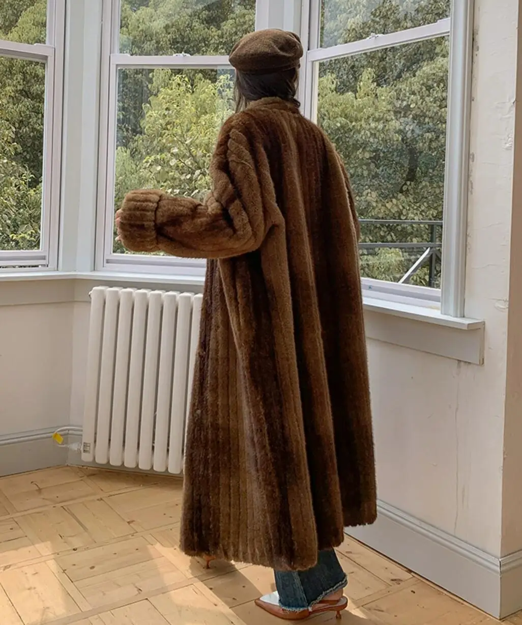 2023 Frauen V-Ausschnitt voller Ärmel lose warme Maxi lange Jacke Mantel Winter Vintage braun Prägung gestreifte Linie Kunst pelz Mantel schick