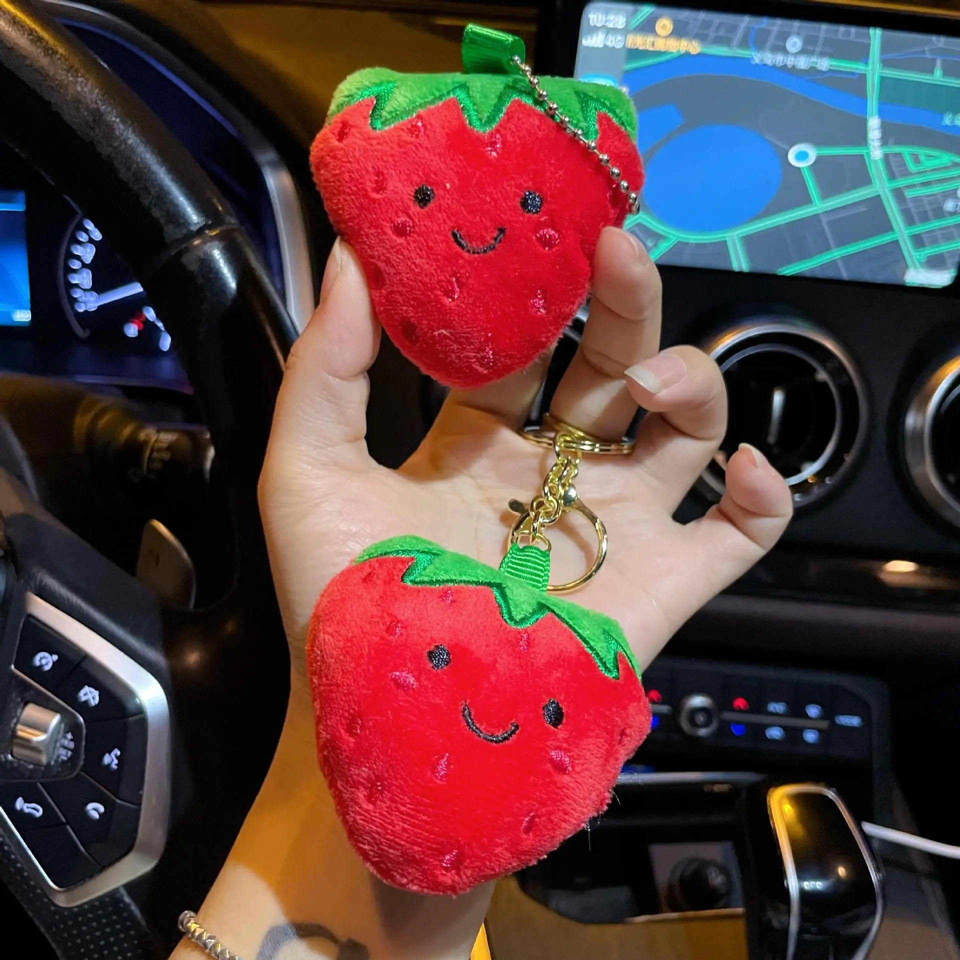 Nouveau dessin animé fraise poupée en peluche pendentif porte-clés sac à dos décoration mignon fruits créatif fraise en peluche porte-clés petit cadeau