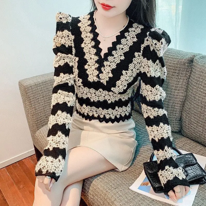 Lace Long Sleeved Top for Women in 2024 Chinese New Year V-neck Fashionable and Stylish with Bubble Sleeves as the Base Layer