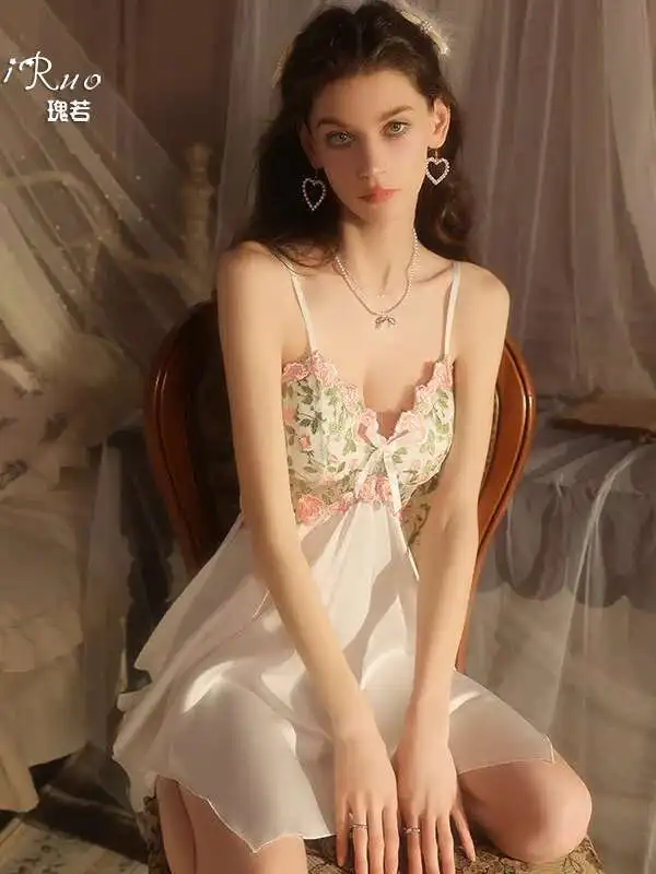 Sexy transparentes Kleid, rückenfrei, Blumenstickerei, tiefer V-Spitze, Hosenträger, ärmelloses Mesh-Kleid, elegant, reines Verlangen, süß, 45YD