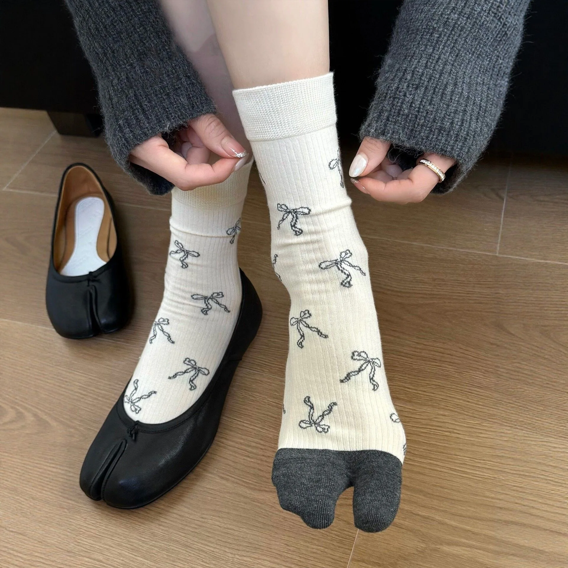 Autumn Winter Two Toe Split Tabi Socks Bow Floral Print No Seam Mid Calf Cotton Casual Crew Socks for Women Calcetines Mujer