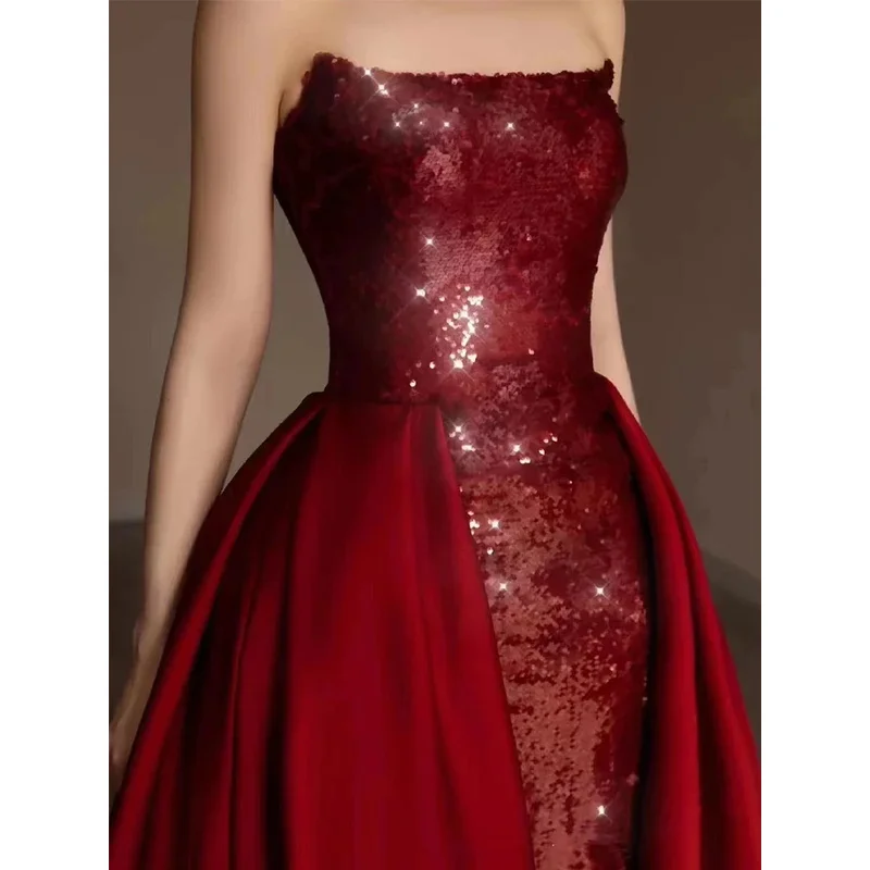 Abito da tostatura, sensazione di fascia alta della sposa, abito da sposa senza spalline, abito con paillettes rosse, banchetto di fascia alta dell'ospite, gonna lunga con strascico
