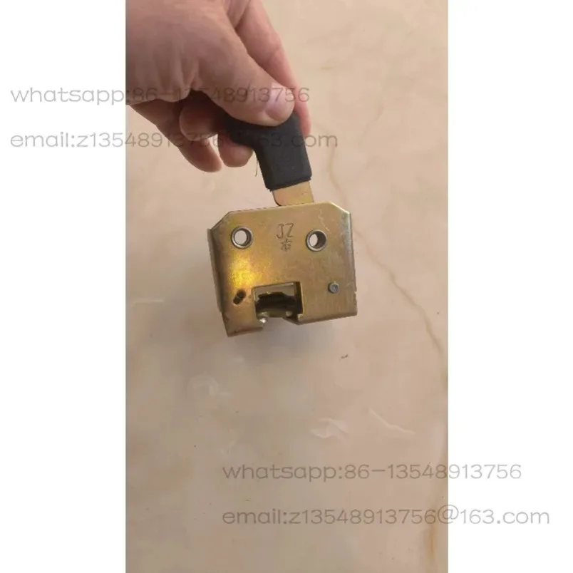 

Applicable to Huaxia tractor agricultural vehicle cab building door lock body door lock assembly