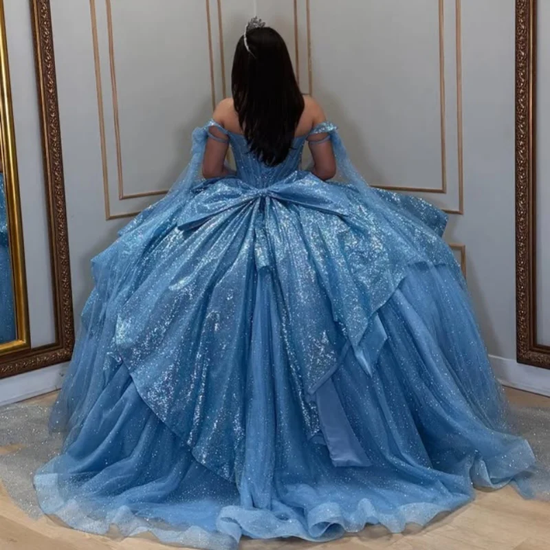 Maßgeschneiderte glänzende blaue Quinceanera-Kleider, schulterfrei, Pailletten-Applikation, Schichtung, langer Schwanz, Schleife, Vestido 15, Quinceanera