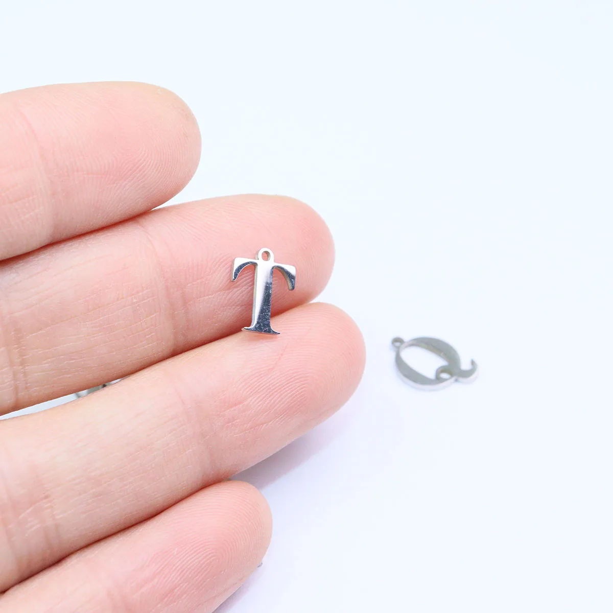 Mini colgante de acero inoxidable para mujer, colgante de 26 letras, manualidades, accesorio de joyerรญa de moda, resistente al agua, 10 unidades,