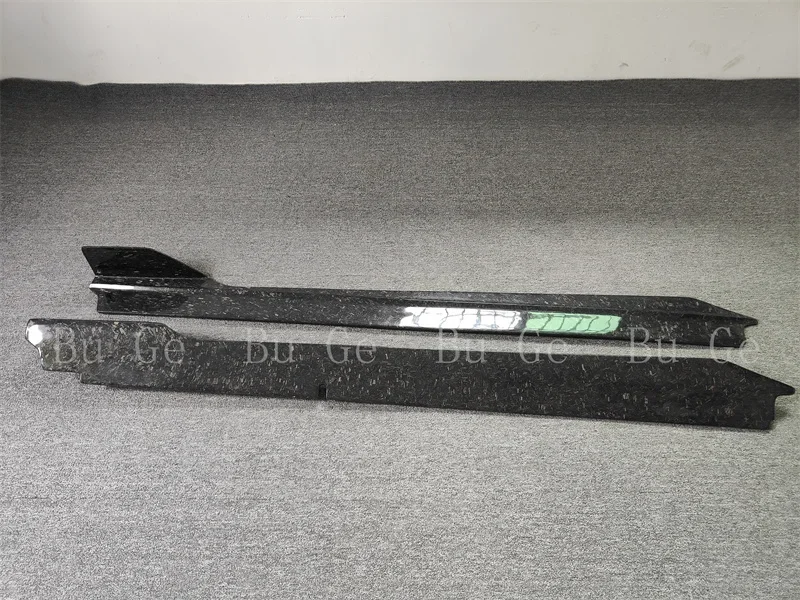 

LANOUT используется для Lamborghini HURACAN LP610, обновленный V-образный стиль, боковая юбка из кованого углеродного волокна, боковой комплект для скейтборда