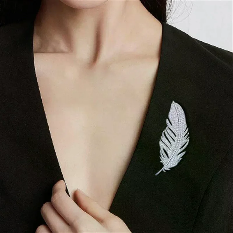1pc Elegant Lapel Pins Full of Rhinestone Feather Brooches for Women Men Unisex Luxury Crystal Lapel Safety Pins Party Jewelry