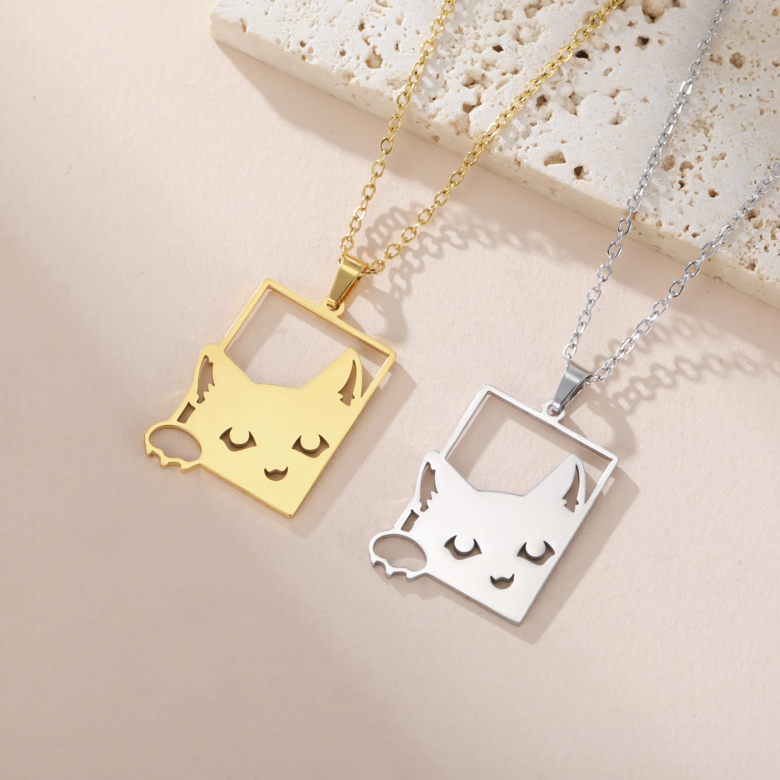 COOLTIME Halskette mit quadratischem Anhänger für Katzen und Kätzchen, Edelstahl, niedliche Katzenpfote, lustige Halskette, Schmuck, Geschenk für Familienmitglieder – Detail 1