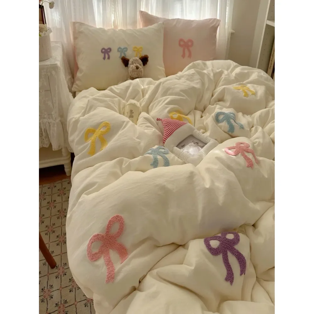 

Комплект постельного белья с вышивкой в виде банта, белый, 3 предмета: 1 пододеяльник и 2 наволочки, ультрамягкий и дышащий, стильный дизайн.