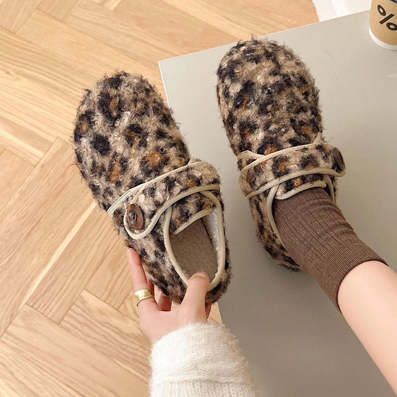 حذاء مسطح من جلد الغزال بنعل ناعم غير قابل للانزلاق موضة 2025 بمقدمة مستديرة وفم عميق على شكل الفهد حذاء منخفض