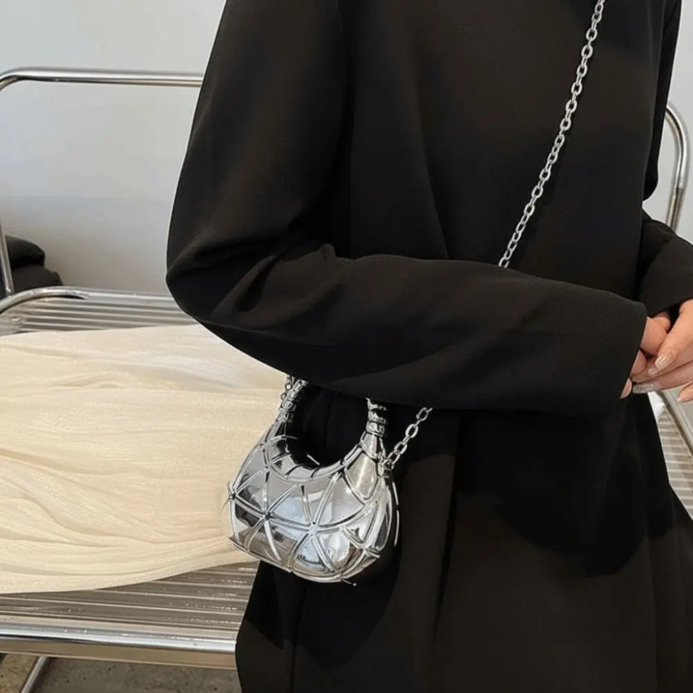 Bolso de Mano Metálico con Superficie Tipo Espejo, Diseño de Luna Creciente, Silueta Minimalista, Construcción Sólida, Alto Brillo, Asa Superior Integrada