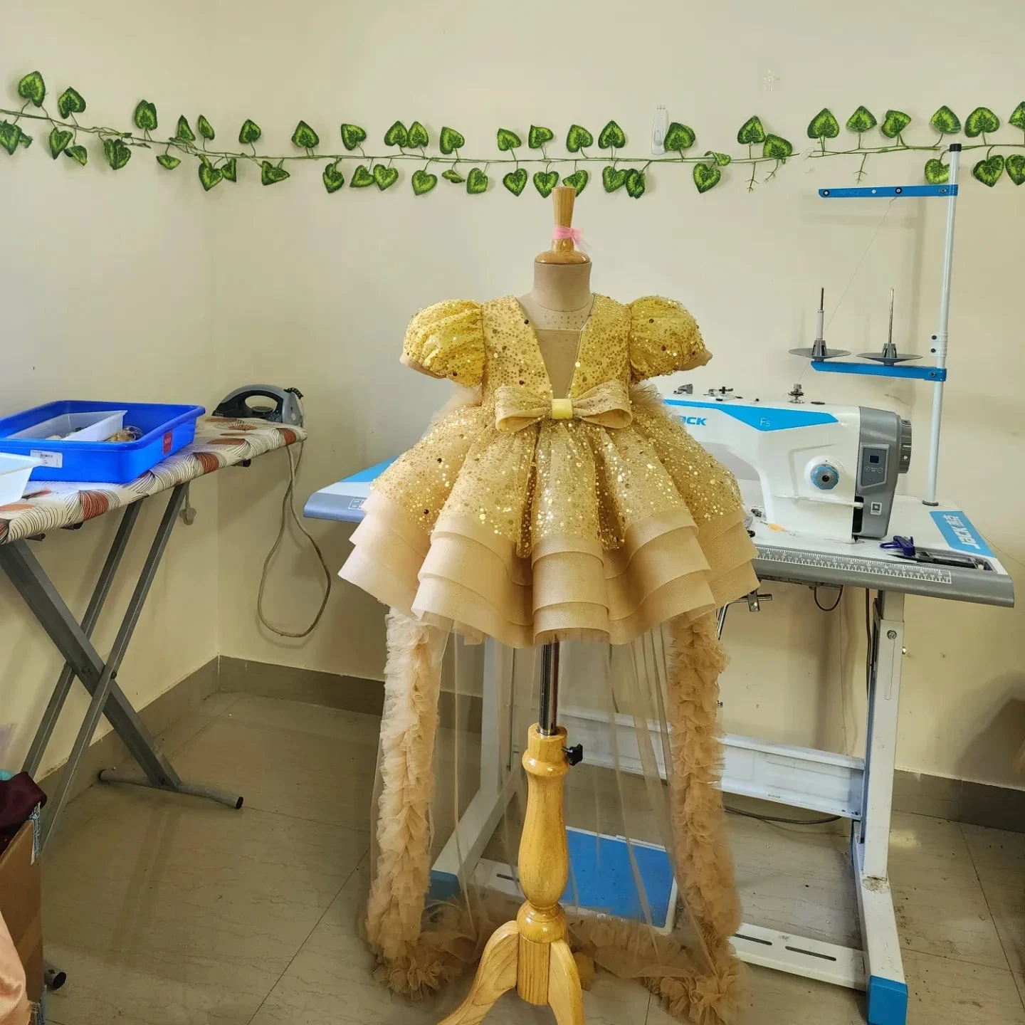 カスタマイズされたロイヤルブルーフラワーガールドレス結婚式用ベビーレイヤードビーズチュールスパンコール真珠子供の誕生日パーティー幼児ガウン