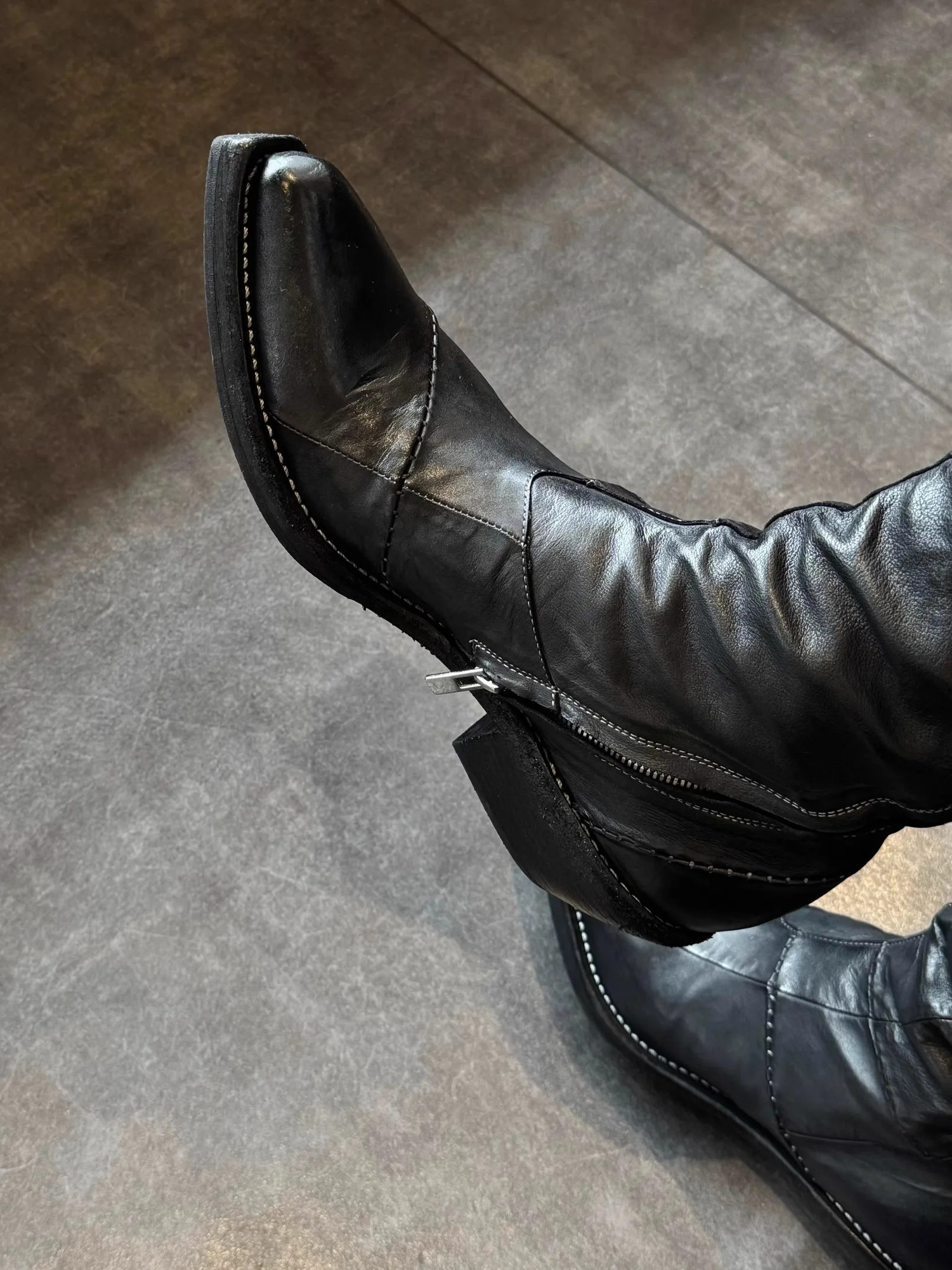 

Unisex Black Leather Knee-High Boots with Stitched Detail and Side Zipper Sleek Pointed-Toe Design Elegant Versatile Footwear