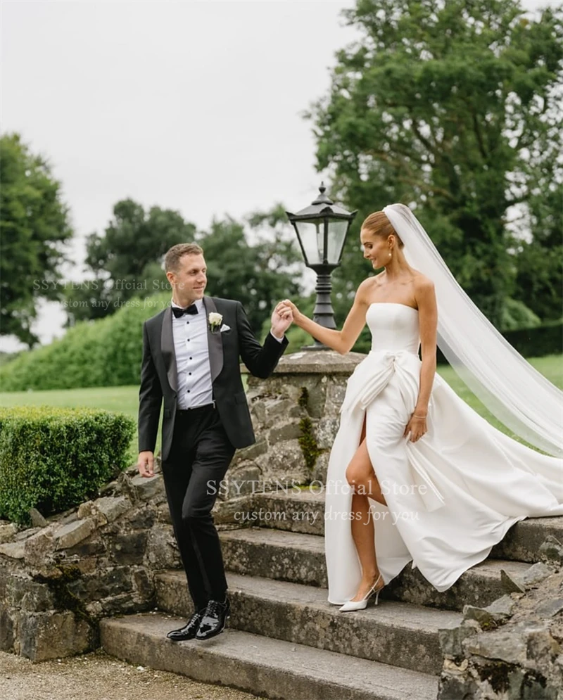 SSYTENS Anmutige Satin-Brautkleider 2026, trägerlos, plissiert, zivile Brautkleider, Schleife, offener Rücken, hoher Schlitz, Brautkleid, individuell gestaltet