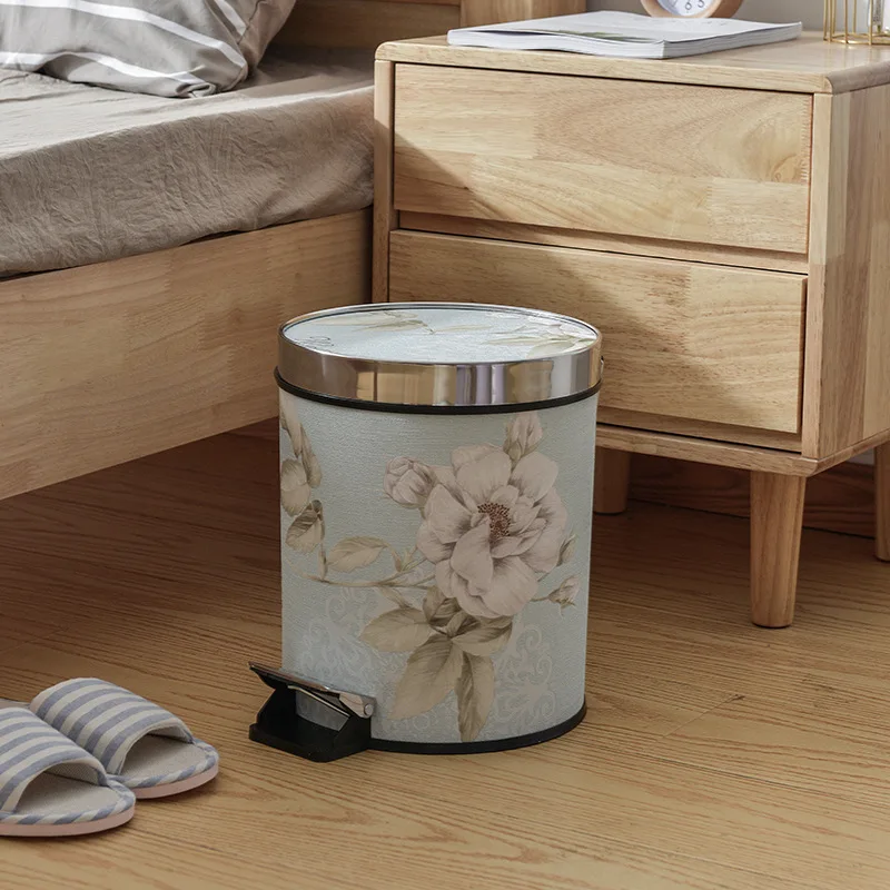 

Plastic Leather Foot Pedal Trash Can for Living Room Kitchen Bathroom Bedroom Home And Hotel Use Foot Opening Cover Dustbin