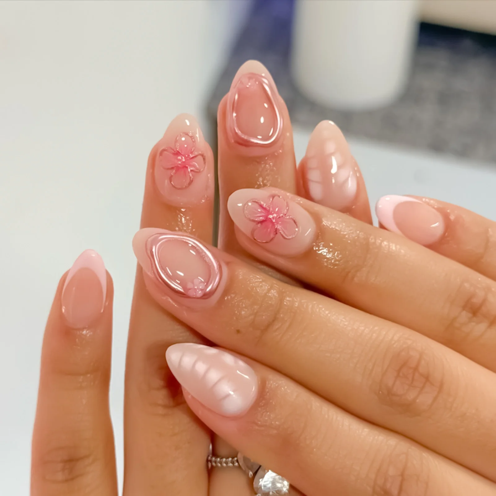 

24 шт., короткие миндалевидные накладные ногти телесного цвета, акриловые накладные ногти, румяно-розовые цветочные дизайны для женщин, пикантные накладные ногти для девочек