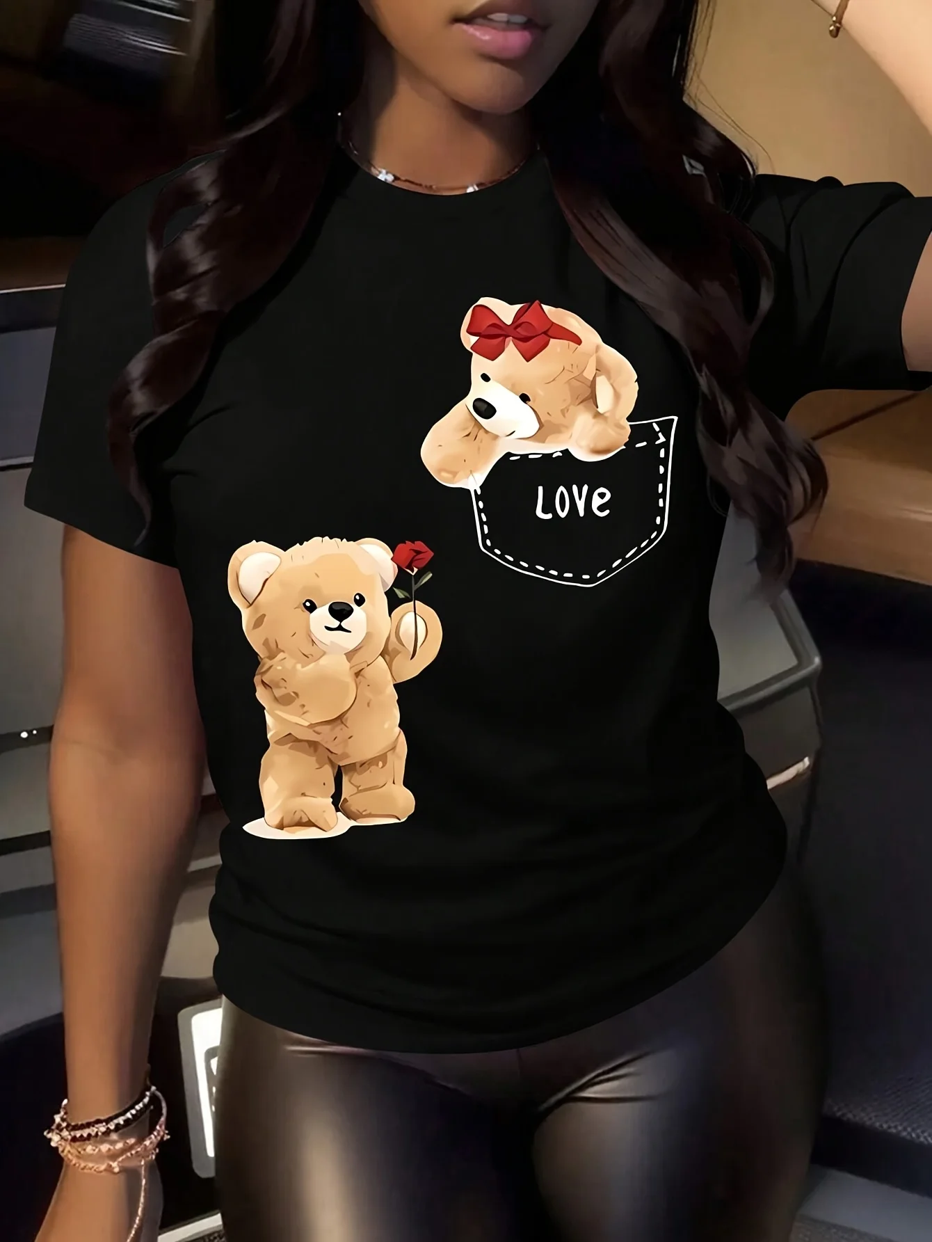 เสื้อยืดแขนสั้นผู้หญิงเนื้อนุ่มลายกราฟิกหมีเท็ดดี้น่ารักพร้อมพิมพ์ลายคำว่า “LOVE” เสื้อสวมหัวสวมใส่สบายและมีสไตล์สำหรับสวมใส่ลำลอง