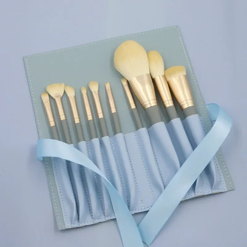 10本入りメイクブラシセットには、10穴の挿入ケースが付属しています。 ブラシの毛は繊細で柔らかく、肌に優しいです。