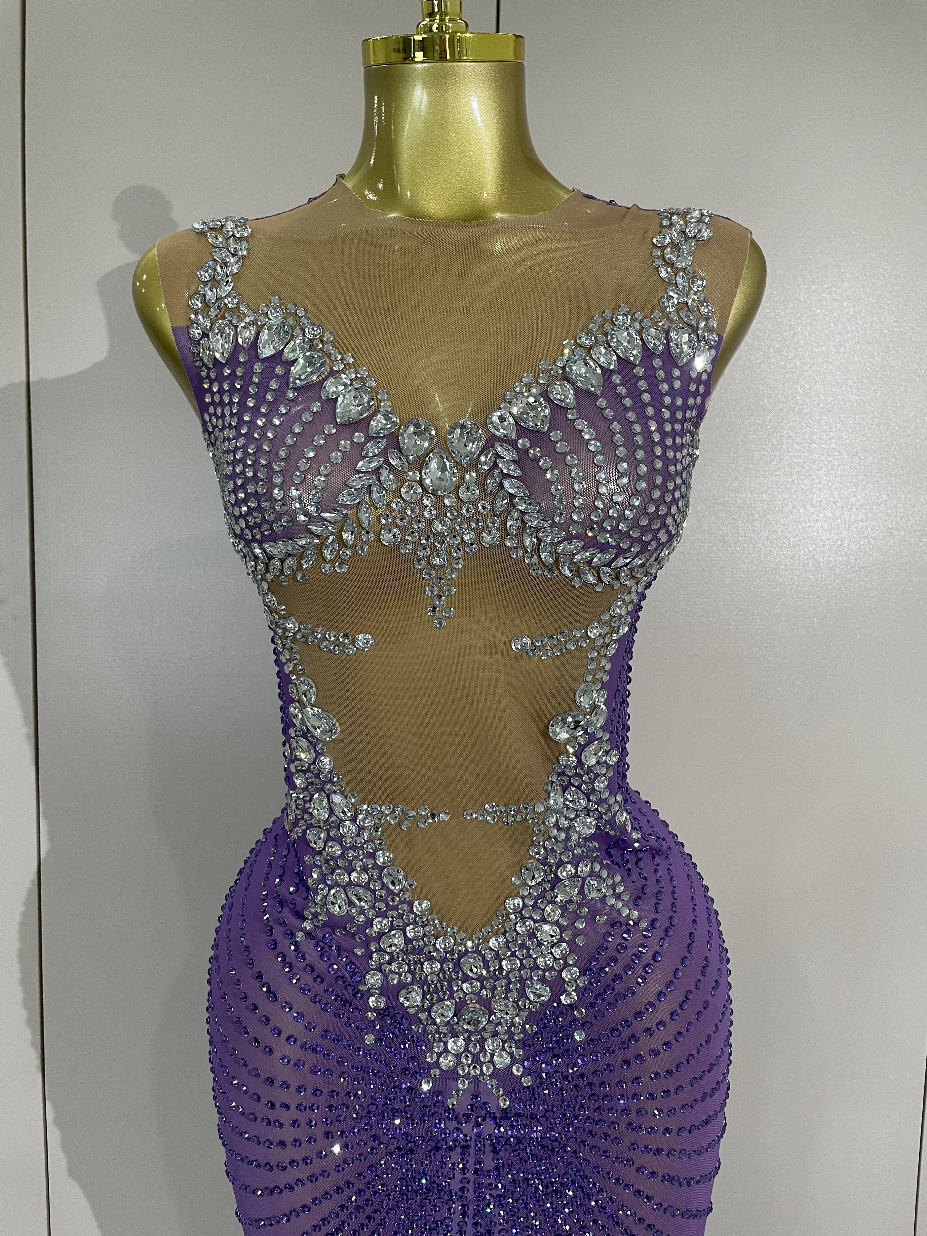 Elegancka, błyszcząca, diamentowa, seksowna, siateczkowa, prześwitująca długa suknia damska na wieczór, luksusowe przyjęcie urodzinowe, wesele, do klubu nocnego, na scenę.