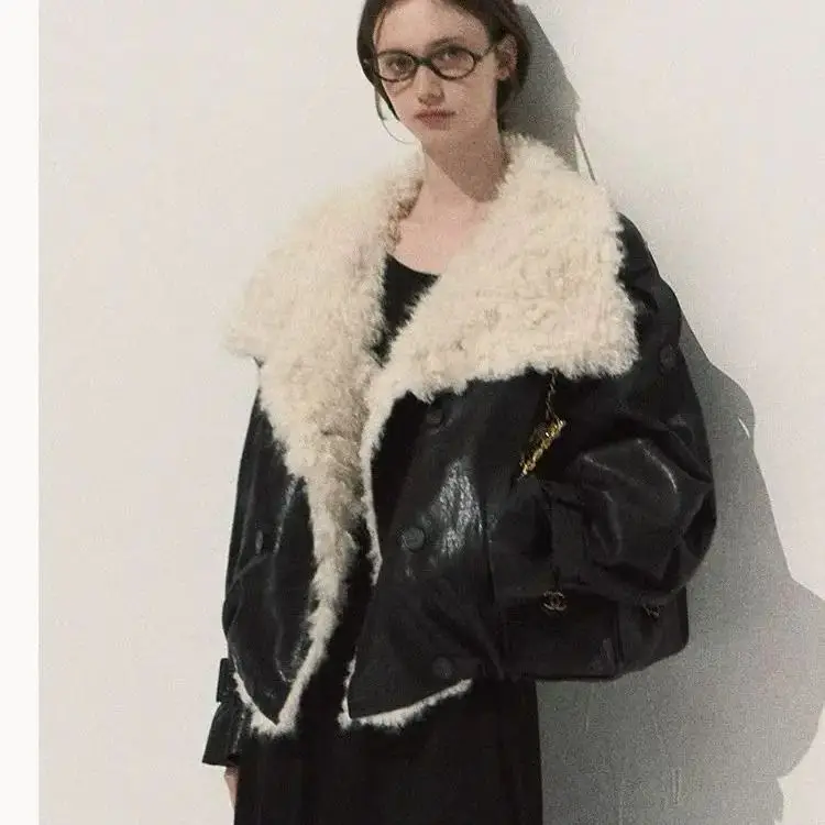 Cappotti e giacche invernali da donna 2025 Giacca in vera pelle femminile con ampio risvolto in lana Elegante cappotto corto caldo da moto con