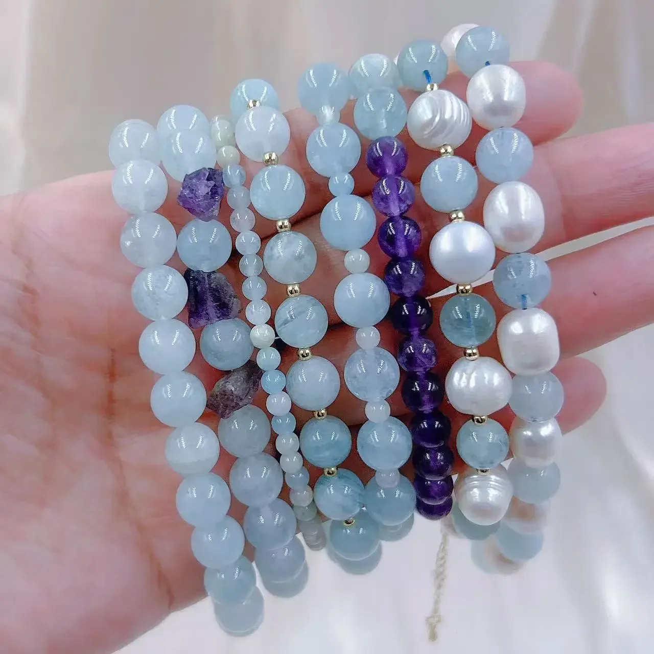 男性と女性のための天然アクアマリンクォーツブレスレット,アメジスト,ホワイトパール,スカイブルーの石,丸い弾性コード,エネルギージュエリー,ギフト