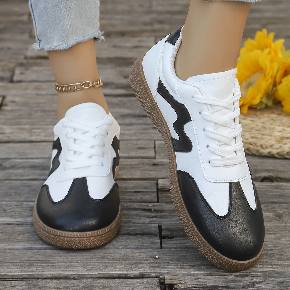 

Ladies' classic black fashionable sports shoes, comfortable all season low cut lace up shoes, ladies' casual shoes
