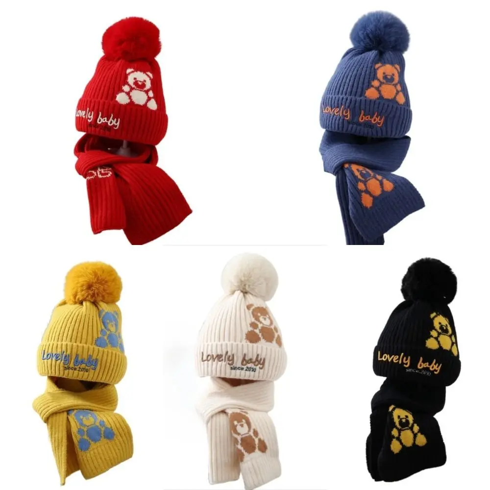 Set Topi Syal Anti Angin Bertema Beruang Desain Lucu Anti-Dingin untuk Anak-Anak dengan Dekorasi Pompom Bahan Rajut Topi Pompom Beruang untuk Pelajar