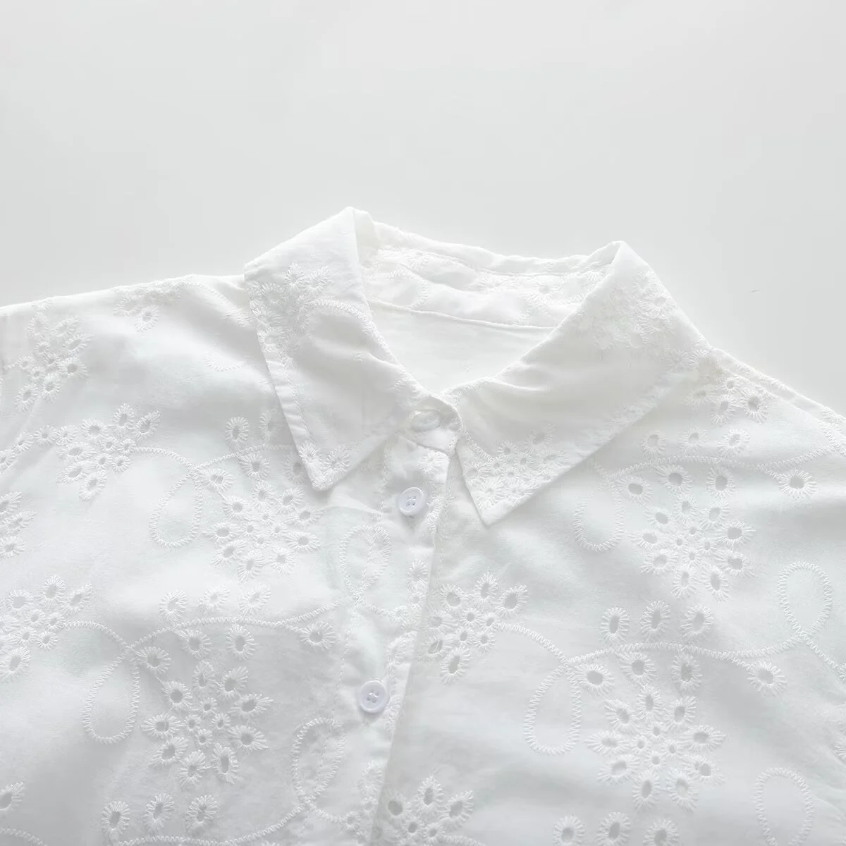 RARA2025 neues Sommer-Damen-Casual-Mode-einfaches, vielseitiges, schlankes, besticktes Hemd-Stil-Revers-Kurzarm-Mittellänge-Kleid