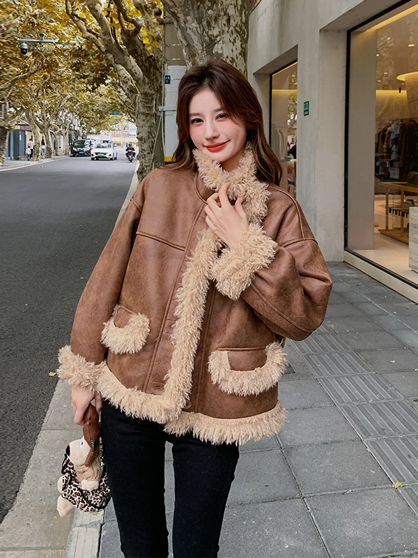 Damski zimowy płaszcz motocyklowy z brązowego futra jagnięcego, ocieplany skórą i futrem, przytulny, retro, luksusowy płaszcz dla kobiet.
