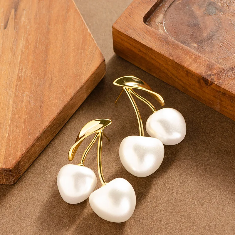 Elegant, small fragrance, cherry cream cherry earrings, light luxury, high-end, versatile commuting earrings for women