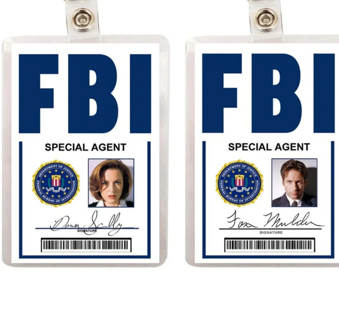 Set de 2 insignias coleccionables de X-Files: diseño de Dana Scully y Fox Mulder, del FBI. Ideal para los fans de la serie de televisión.