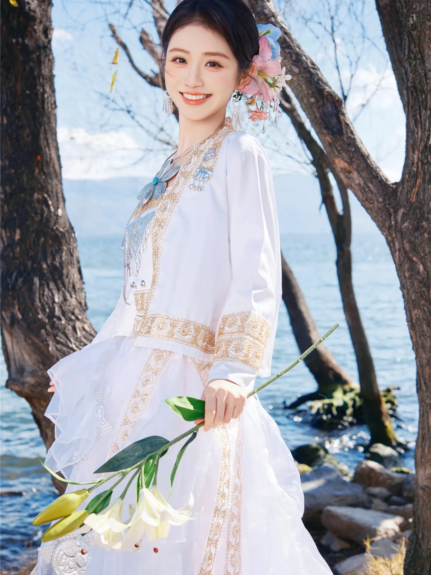 

Новая этническая одежда Princ Sle Performance: белые женские наряды в стиле Мяо для путешествий, фотосессий и выступлений на сцене