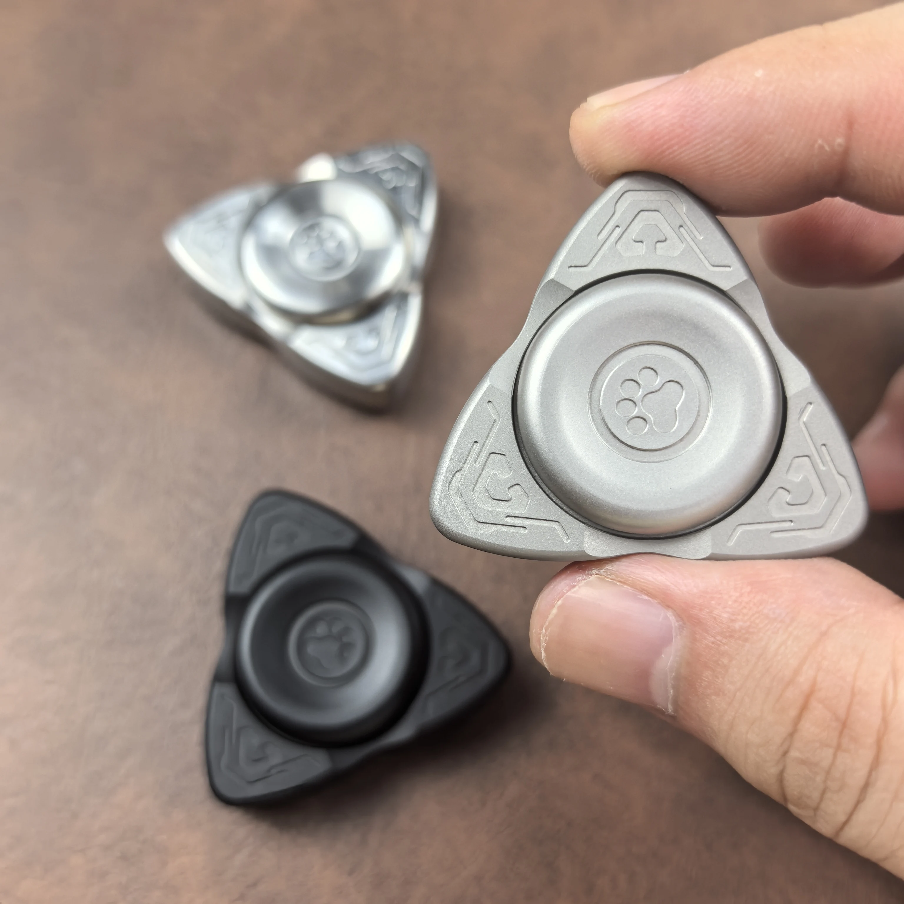 

Dog head gyroscope engraved version stainless steel 304 finger gyroscope attack speed three-leaf hand feel type 6703 bearing