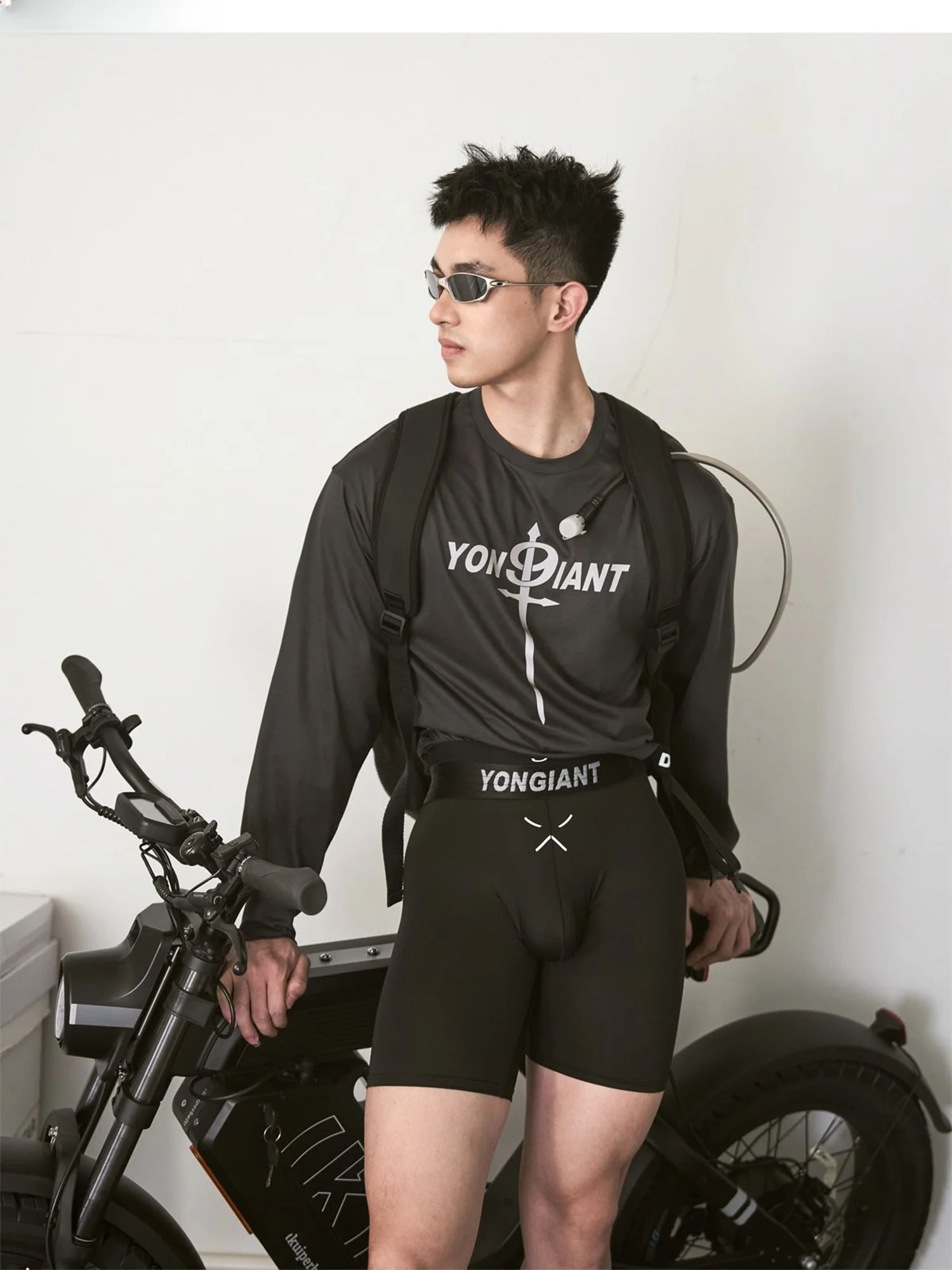 

YONGIANT Дышащая охлаждающая спортивная футболка с длинным рукавом, черно-серая, эластичная, базовый слой, 2025AW YG25711, популярная молодежная модель, стандартная.