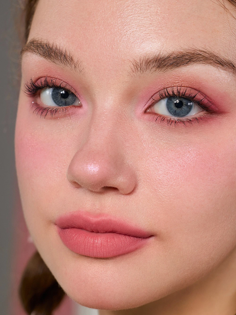 Flower Knows Tavolozza per trucco originale Cupido alla fragola Tavolozza per evidenziatore per il viso Ombretto glitterato a 7 colori Impermeabile a lunga durata