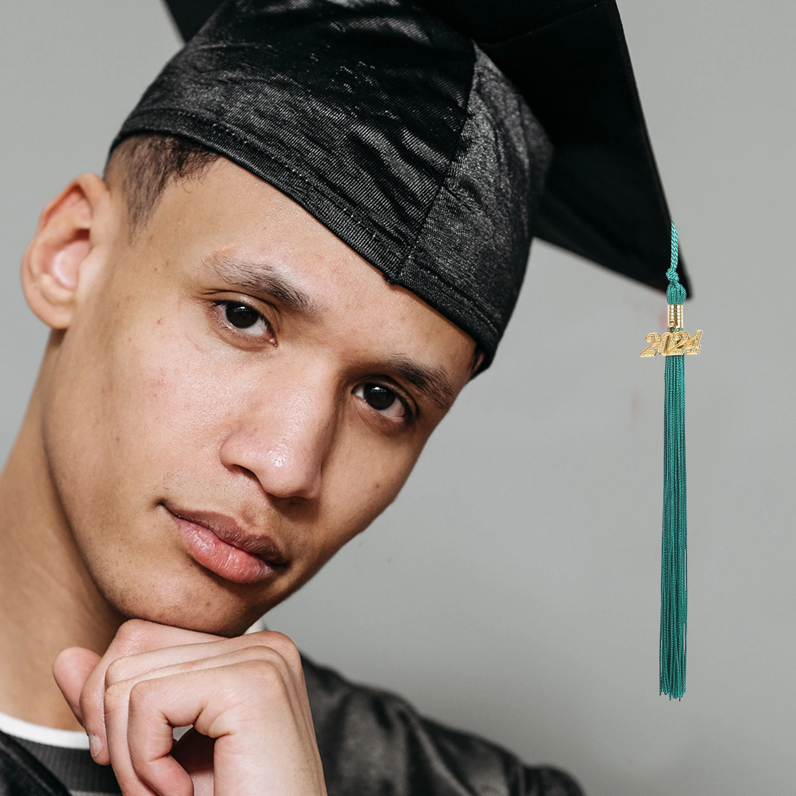 

4Pcs 2024 Graduation Cap Tassel Polyester Metal Tassel Charms Perfect for Graduation Ceremony Photography Props