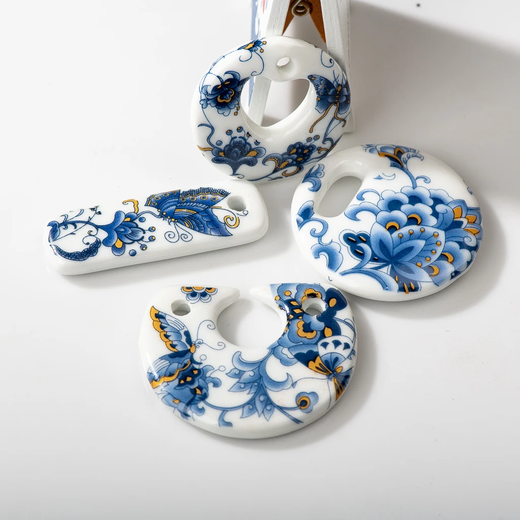 Colgante de mariposa de porcelana de pescado azul y blanco, cuentas de cerámica, accesorios de collar de un lado esmaltado, productos hechos a mano Z054