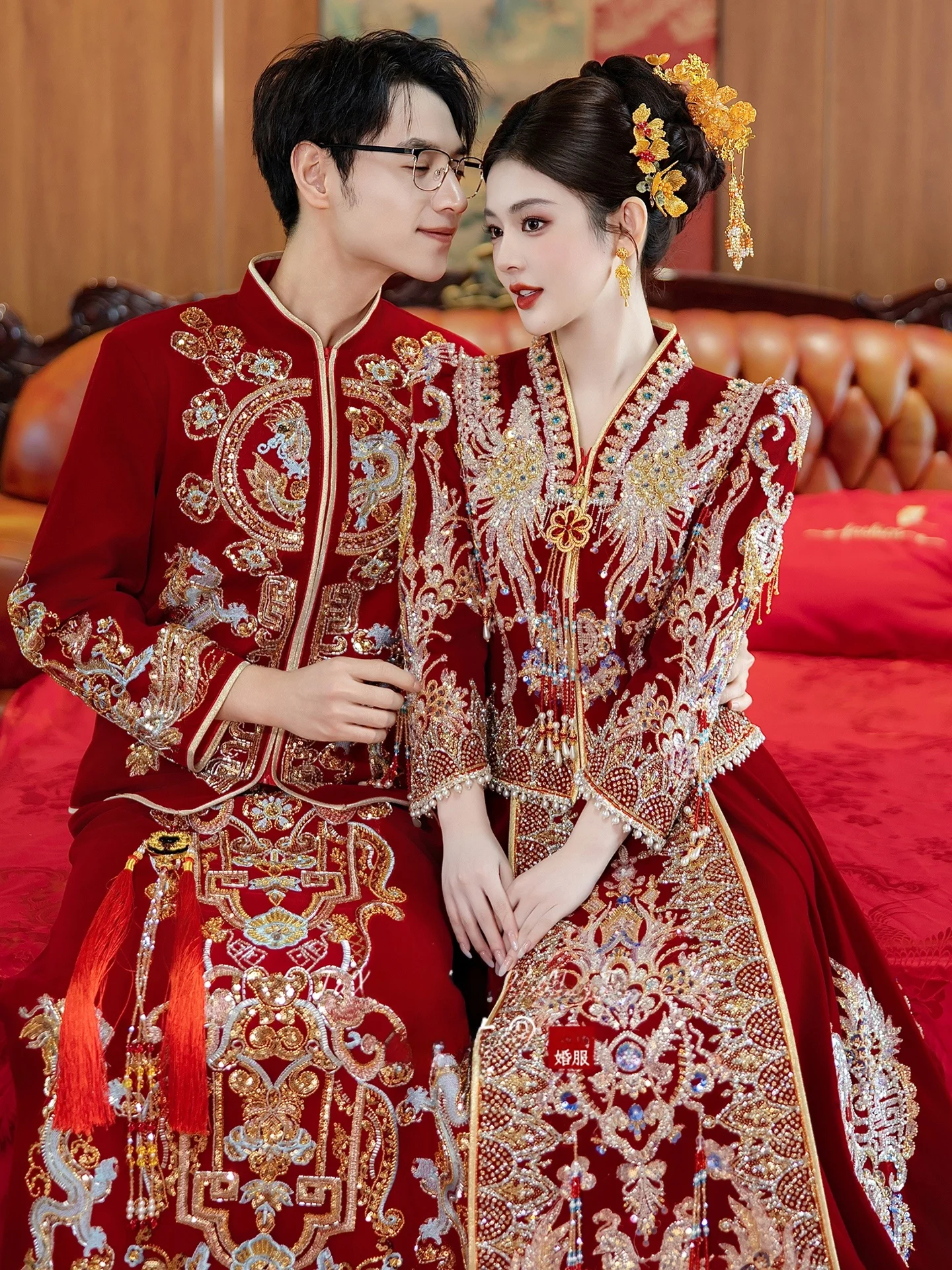 

Новый роскошный китайский свадебный комплект для пары 2025 года: наряды для жениха и невесты с длинными рукавами и узором Дракон и Феникс
