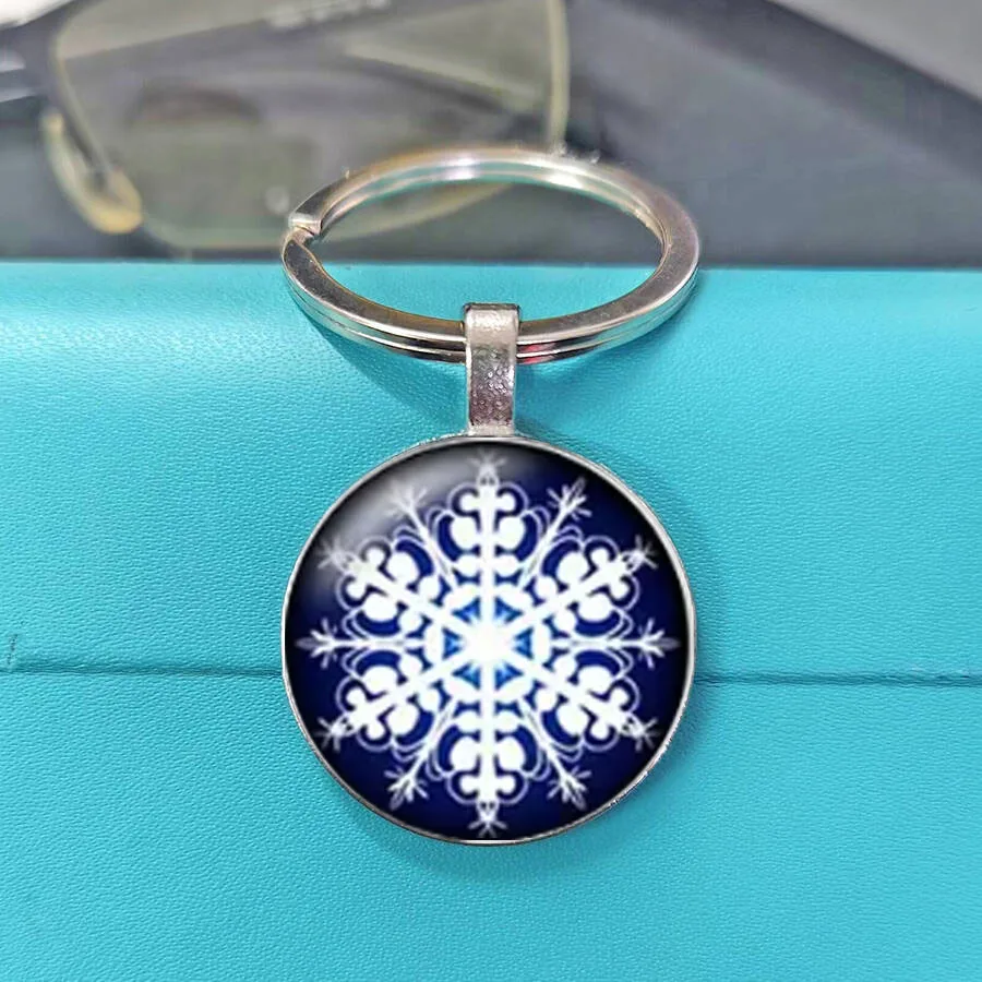 Classic Nordic Winter Snow Keychain Multi-Style Delicate Snowflake Print Dark Blue Round Key Accessory For Becoming a Gift