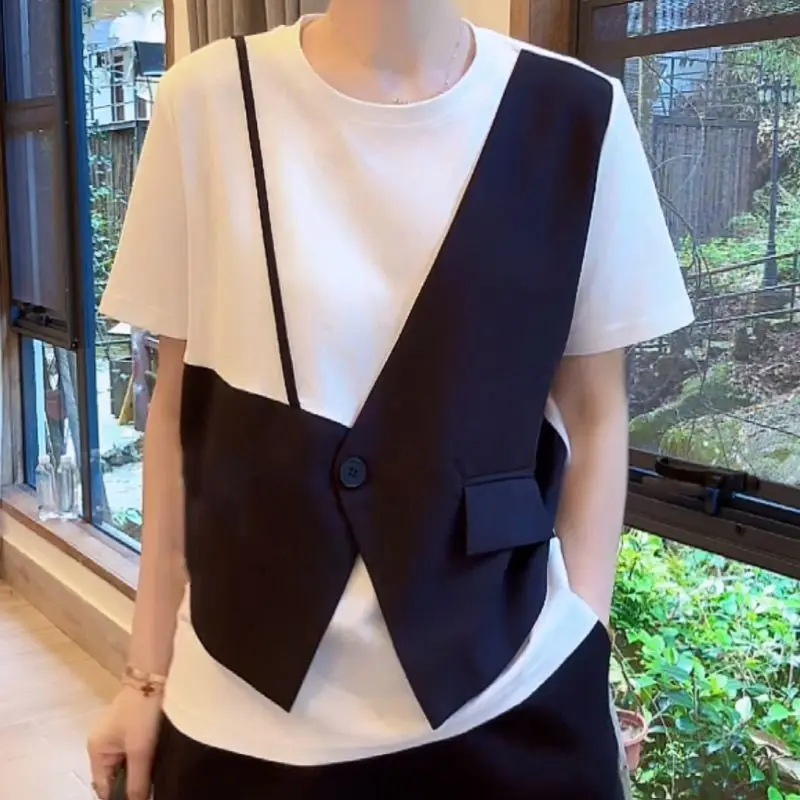 Falso colete emendado de duas peças camiseta de manga curta para mulher 2025 verão nova moda versátil solto casual topo