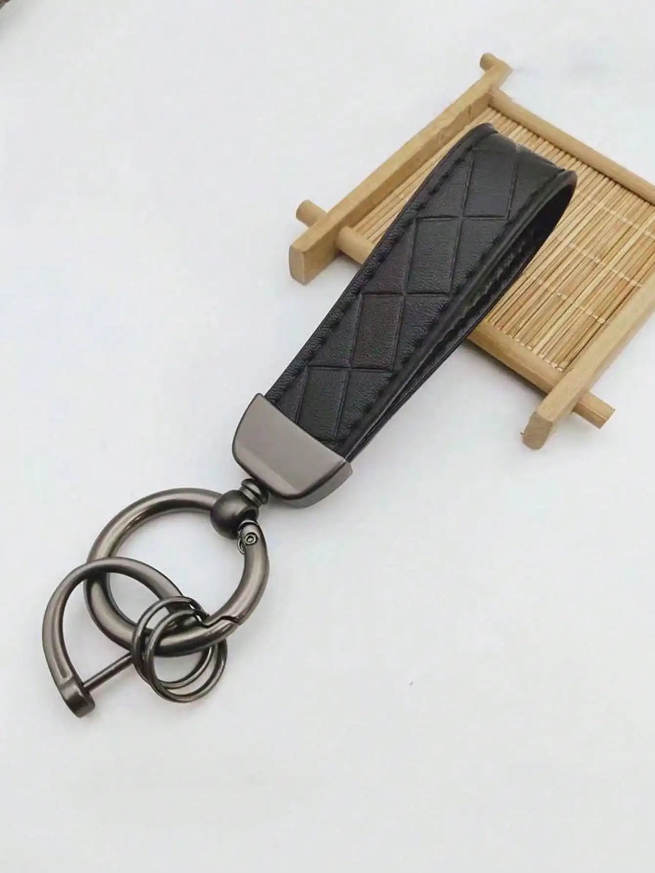 1Pc Keychain, Trendy Embossed PU Leather Key Buckle, Business Style Key Pendant For Men And Women, Textured Hand Strap Key Chain