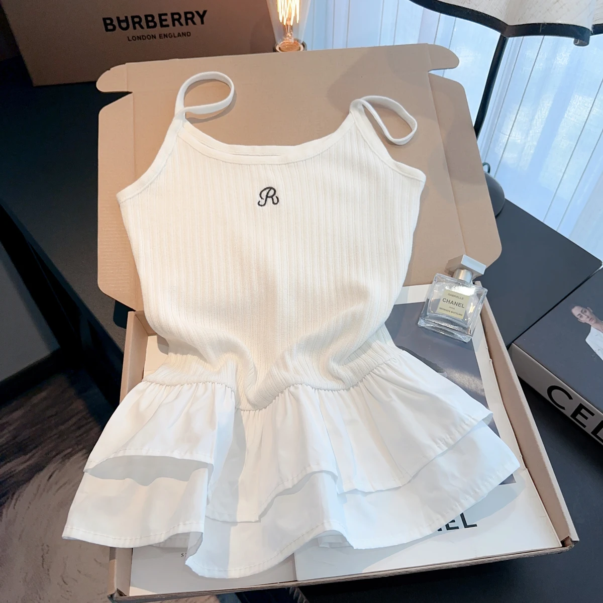 セクシーなフリルセーターベストトップス女性 2025 夏の手紙刺繍ノースリーブシックなニットスタイリッシュなファッションレディースジャンパーベスト